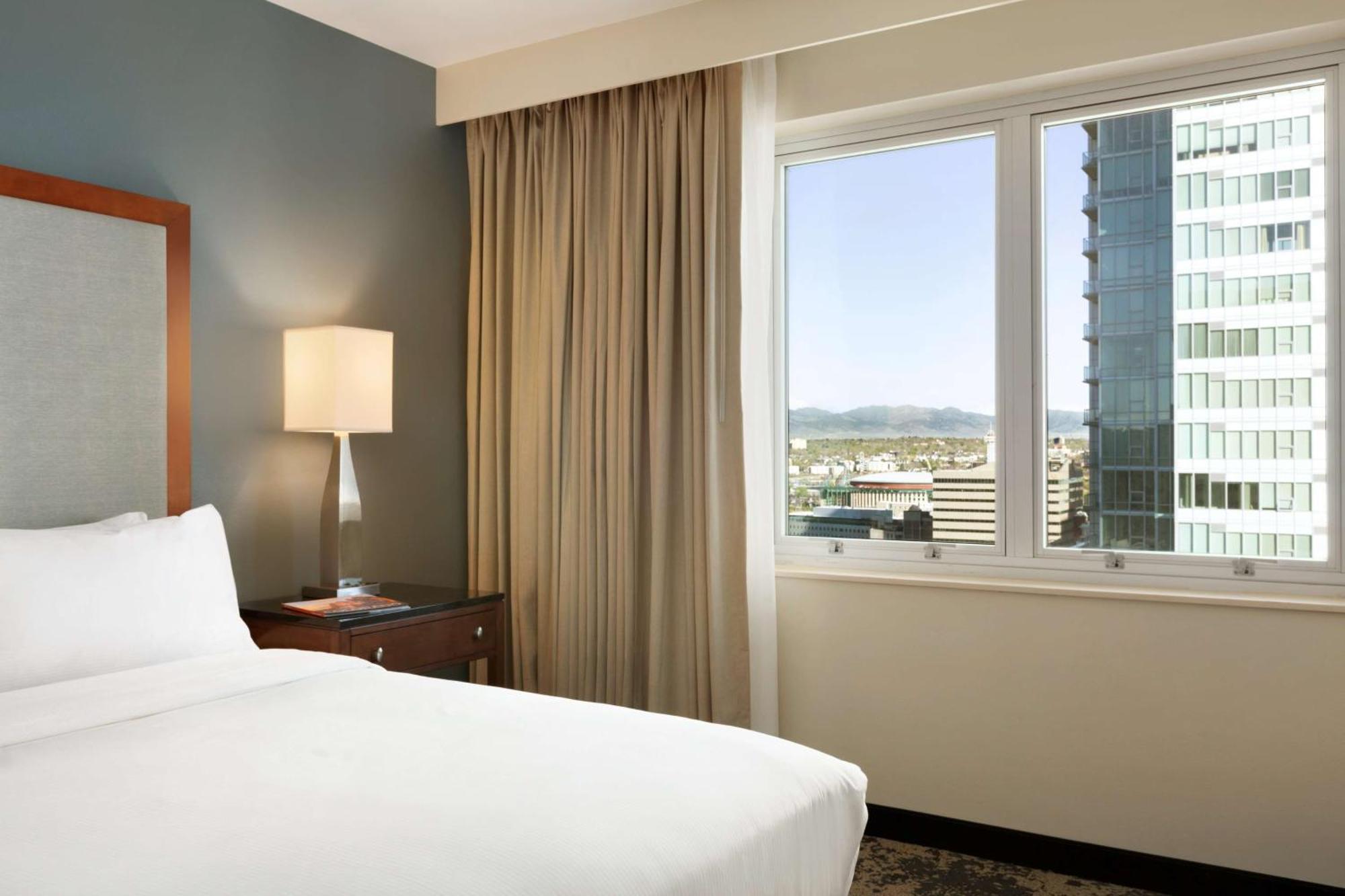 Suite con cama grande y vista a la montaña